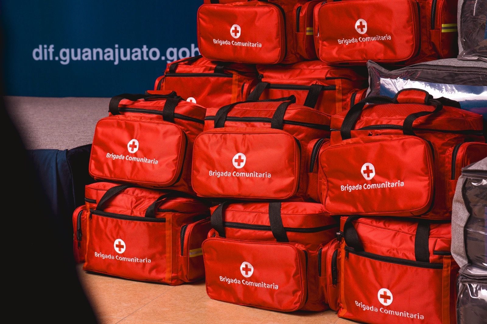 Libia Dennise entrega apoyos para enfrentar temporada de lluvias en Guanajuato.