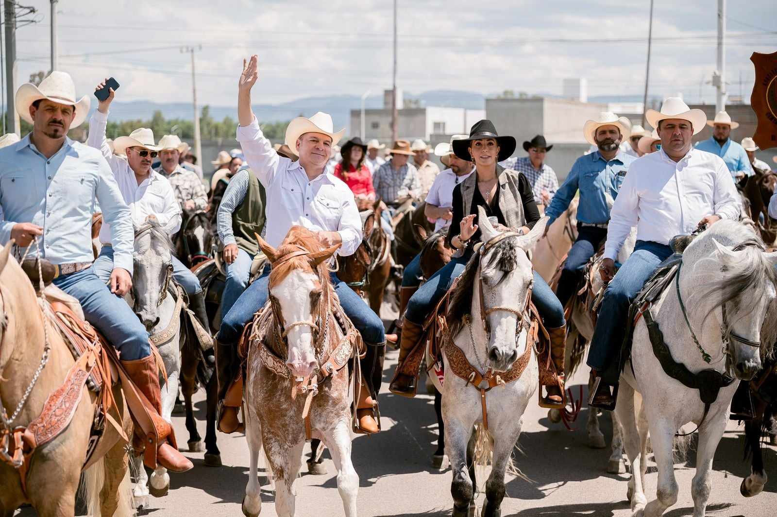Con Esteban Villegas y Marisol Rosso al frente, la Cabalgata Villista 2025 revive el espíritu revolucionario de Durango