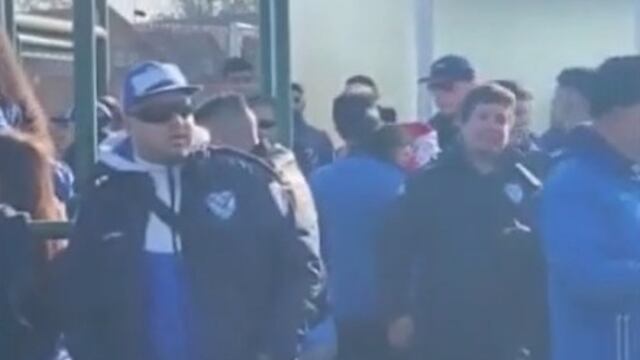 Los barristas de Vélez agredieron a un par de jugadores juveniles por los más resultados del equipo.