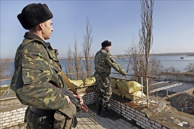 Soldados vigilan la entrada de la base naval ucraniana de Novoozerniy, en Crimena, no se sabe si son de Ucrania o Rusia.