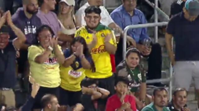 Fans del América celebran gol de Pumas