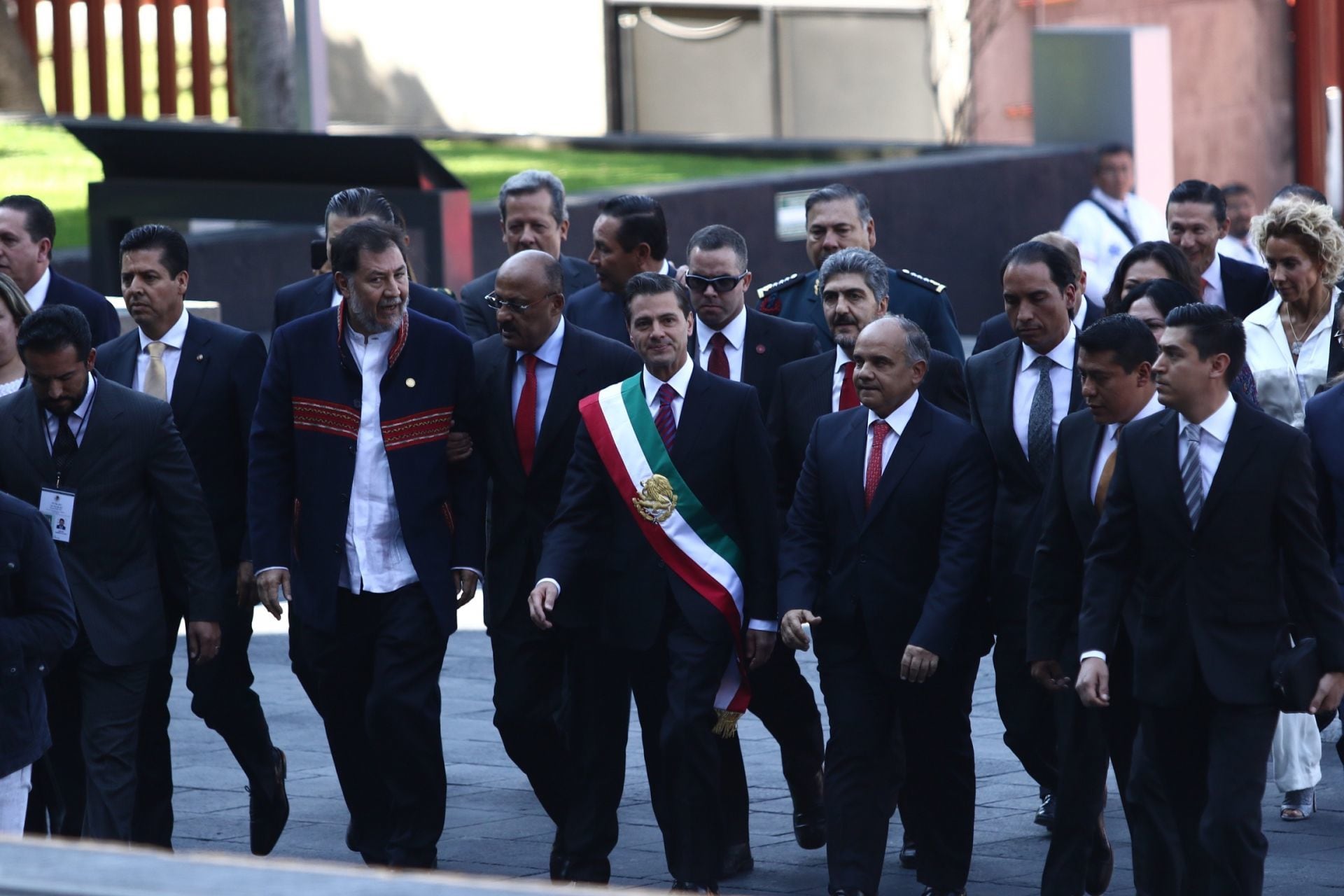 Enrique Peña Nieto entregando envestidura presidencial