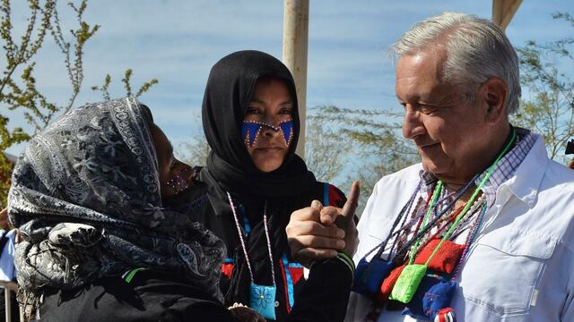 AMLO en la reunión con autoridades del pueblo seri