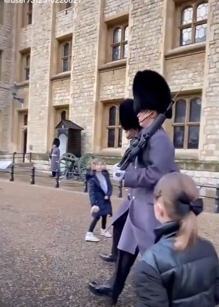 Miembro de la Guardia Real Inglesa atropella a un niño