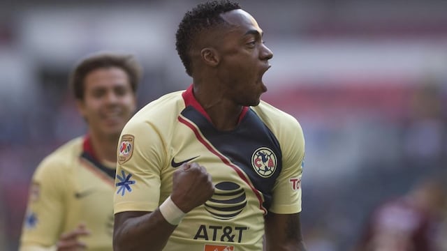 Renato celebra un gol con América