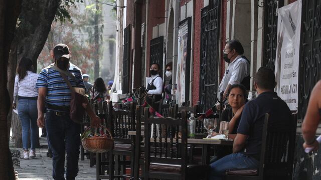 Restaurantes sobre banquetas en CDMX