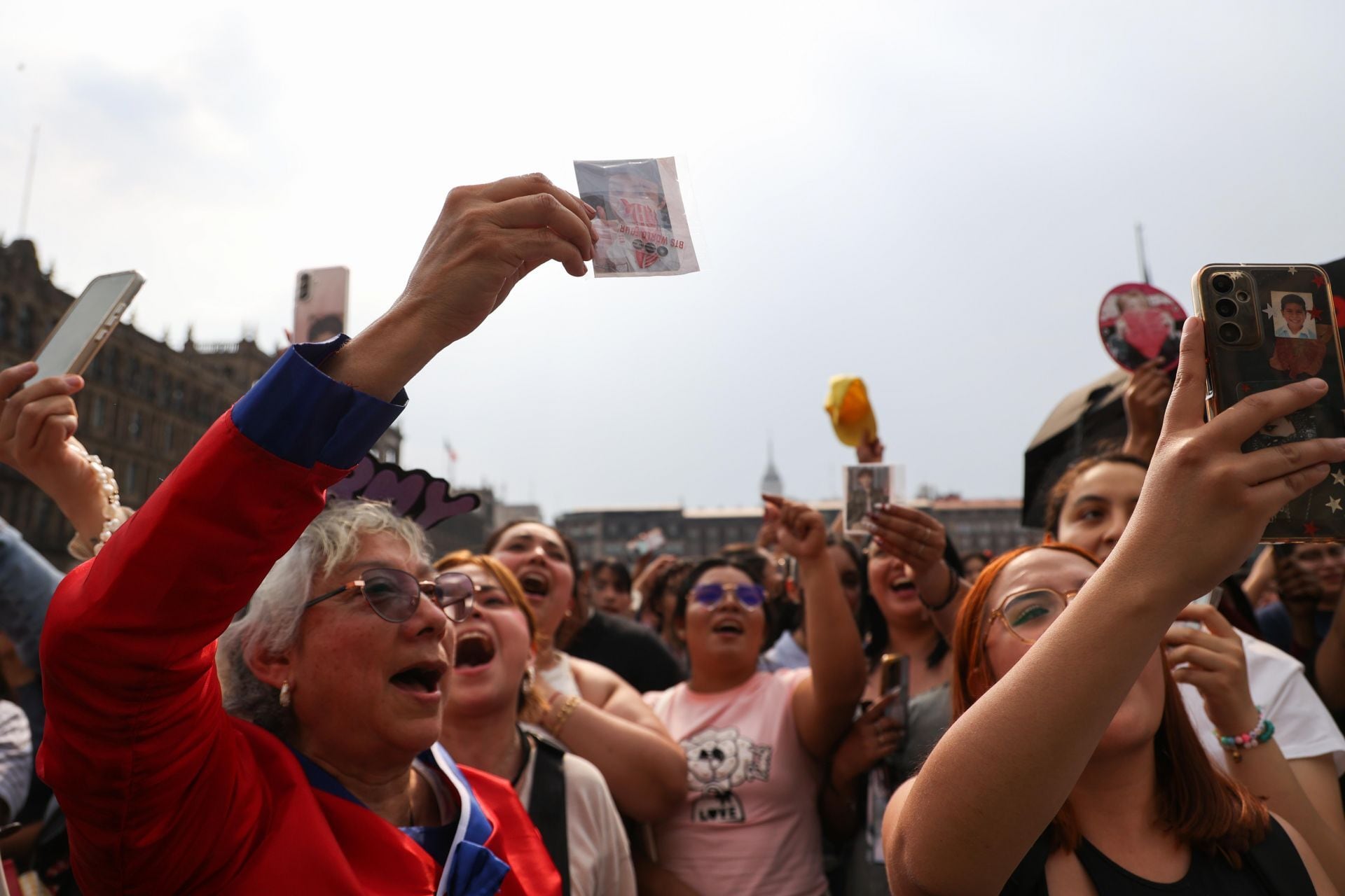ARMYs llegan al Zócalo por rumores de una aparición de BTS en Palacio Nacional