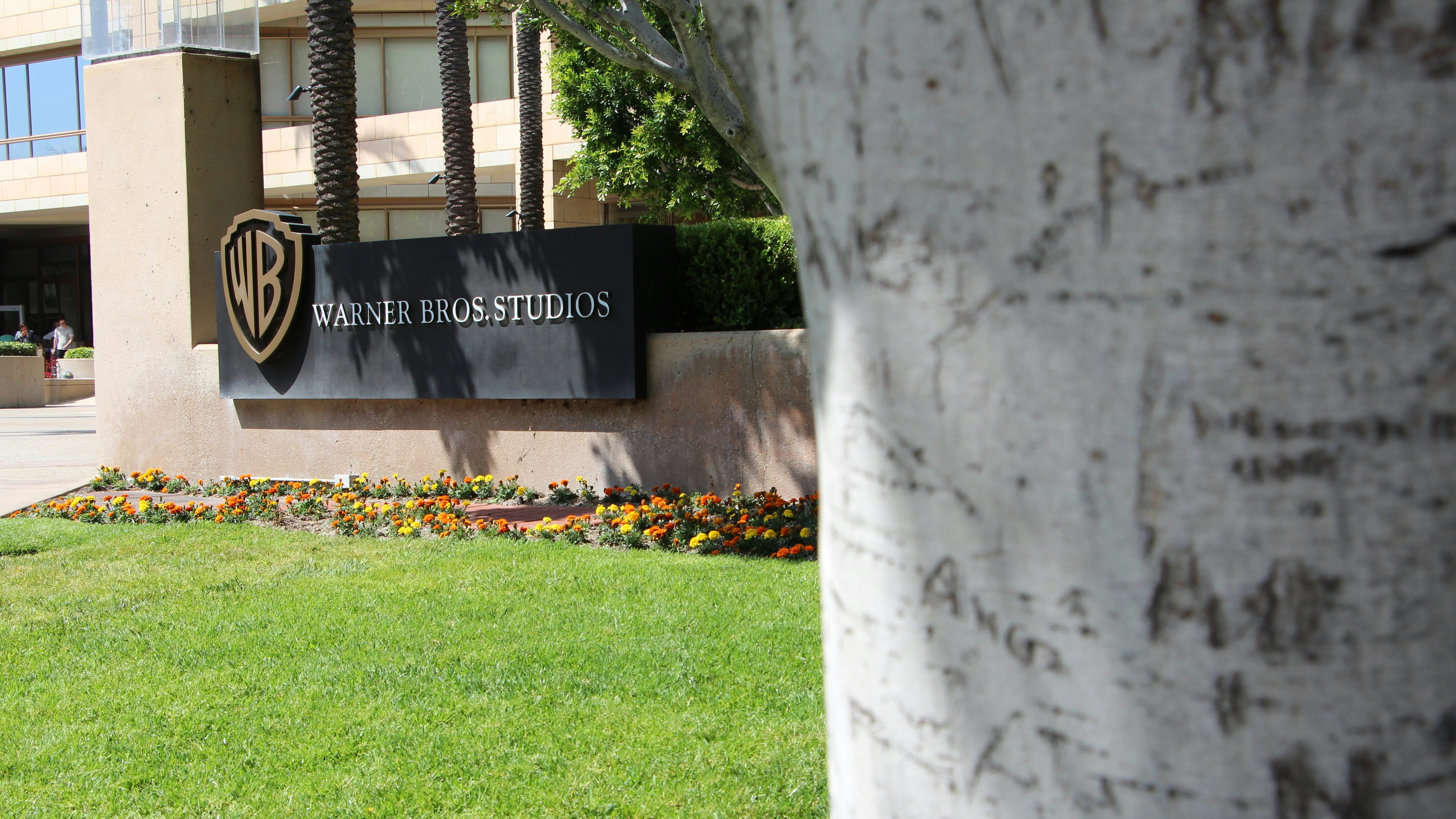 Paramount y Universal avanzan solas; Sony abandona compra de Warner Bros.