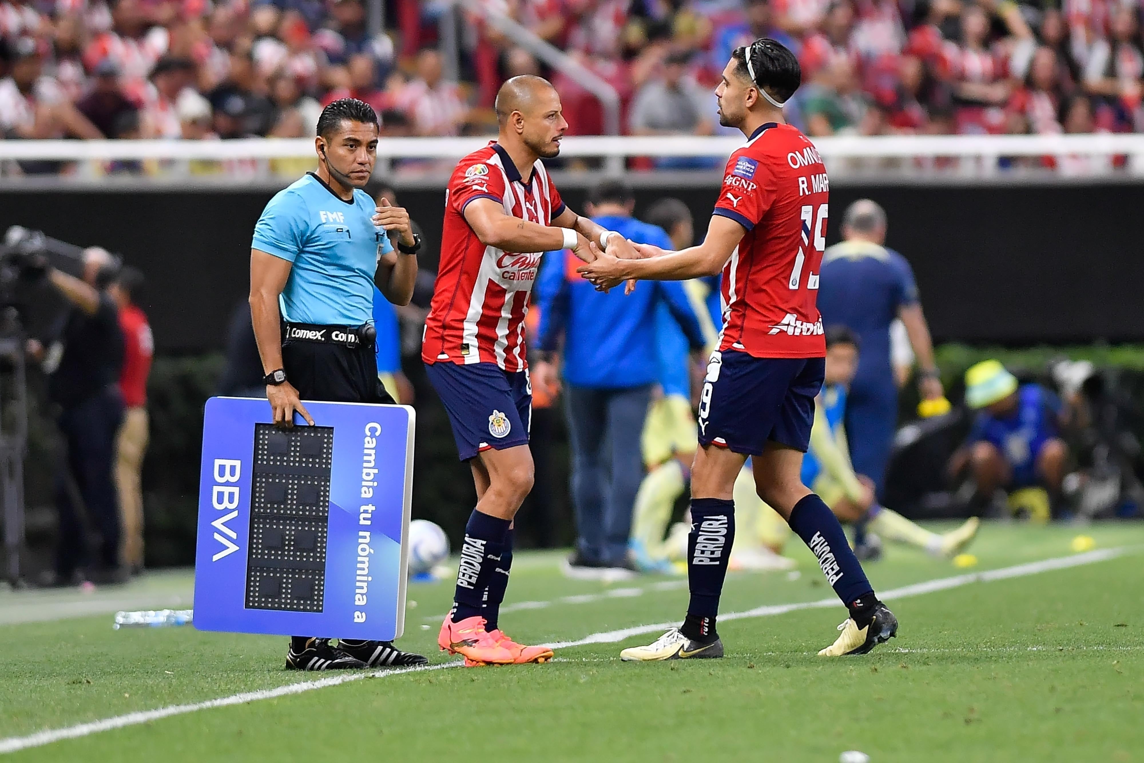 Chicharito ingresa de cambio por Ricardo Marín.