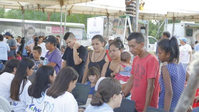 Elementos de la Secretaría de Salud del estado de Tamaulipas en coordinación con el DIF estatal realizan brigadas de salud entre los migrantes estacionados en Matamoros.
