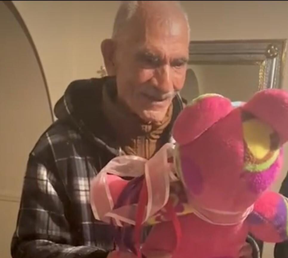 Abuelito recibe peluche