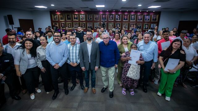 Rubén Rocha entregó escrituras a vecinos de Culiacán