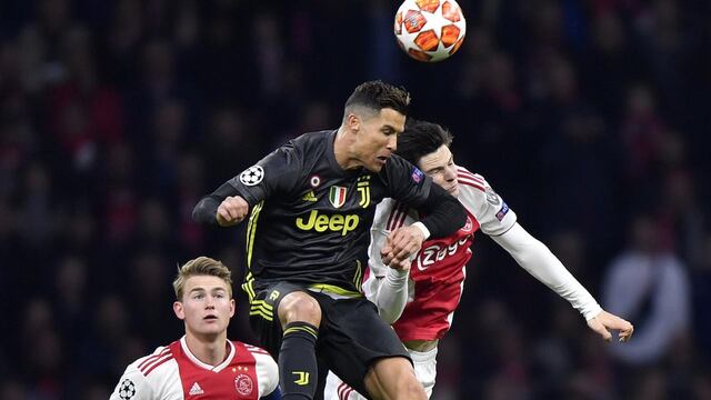 Cristiano disputa un balón ante dos jugadores del Ajax