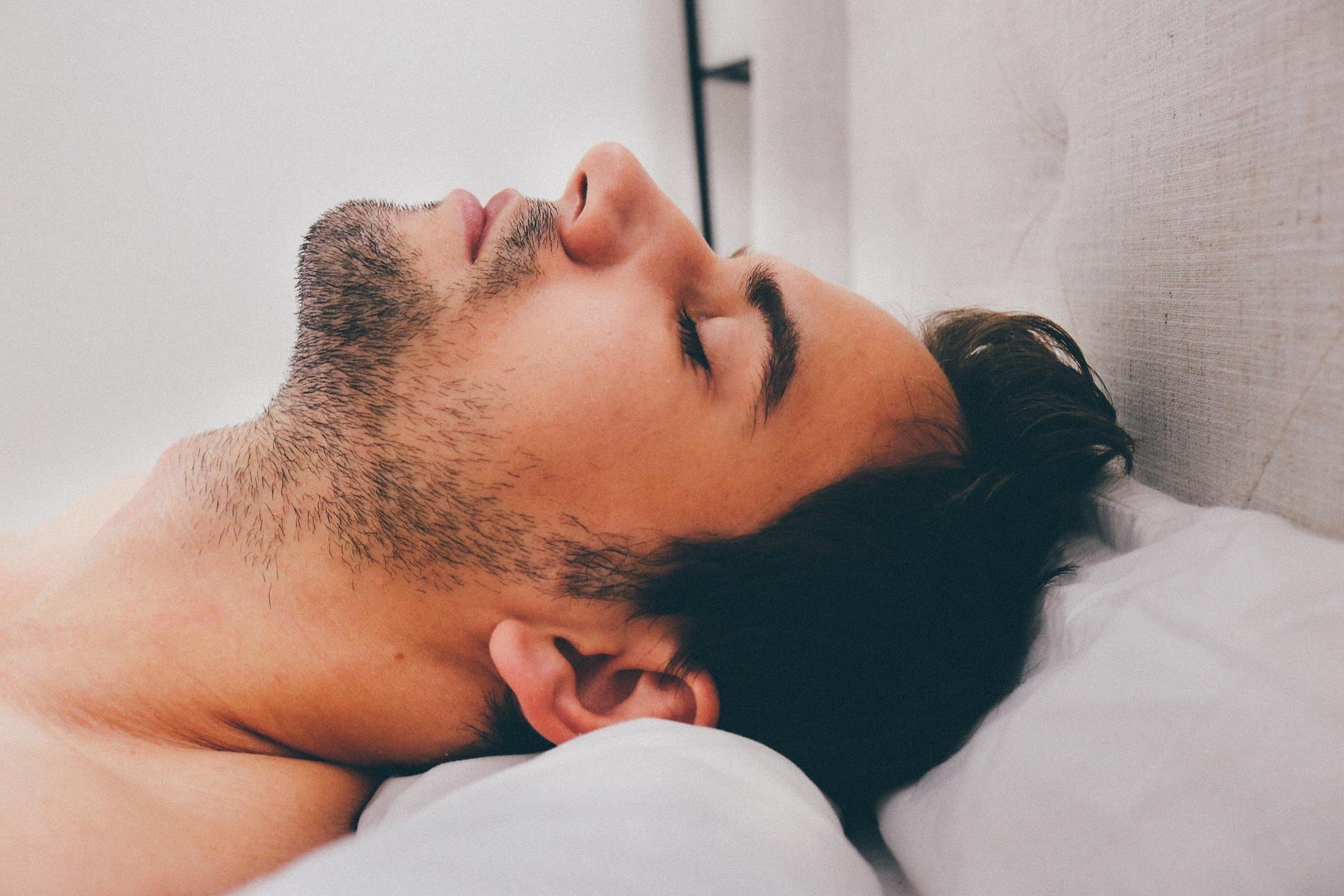 Rostro de hombre acostado
