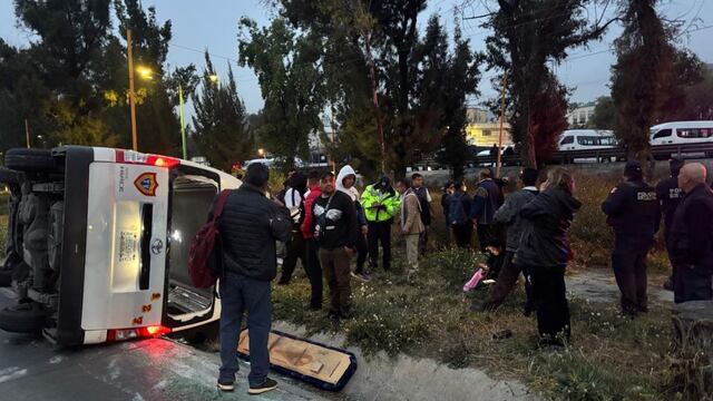 Combi sufre volcadura por evitar bloqueo en autopista México-Pachuca hoy 19 de febrero