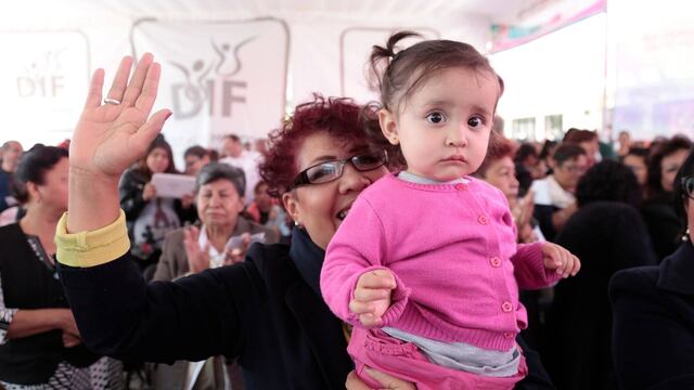 Madre e hija durante aniversario del DIF en la Venustiano Carranza, CDMX