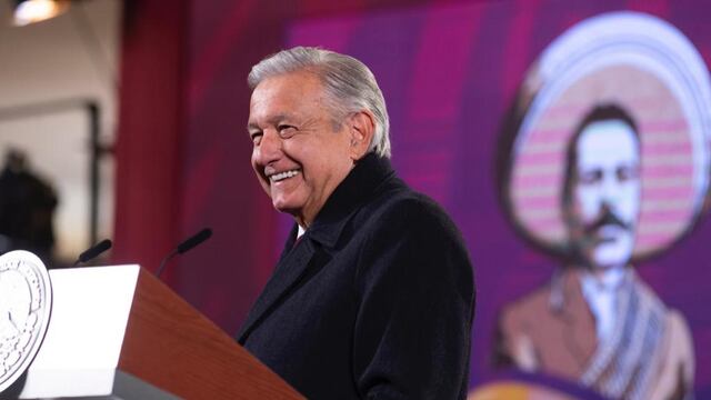 Pasajeros de avión aplauden a AMLO por ignorar a hombre que le gritó que “está destruyendo a México”