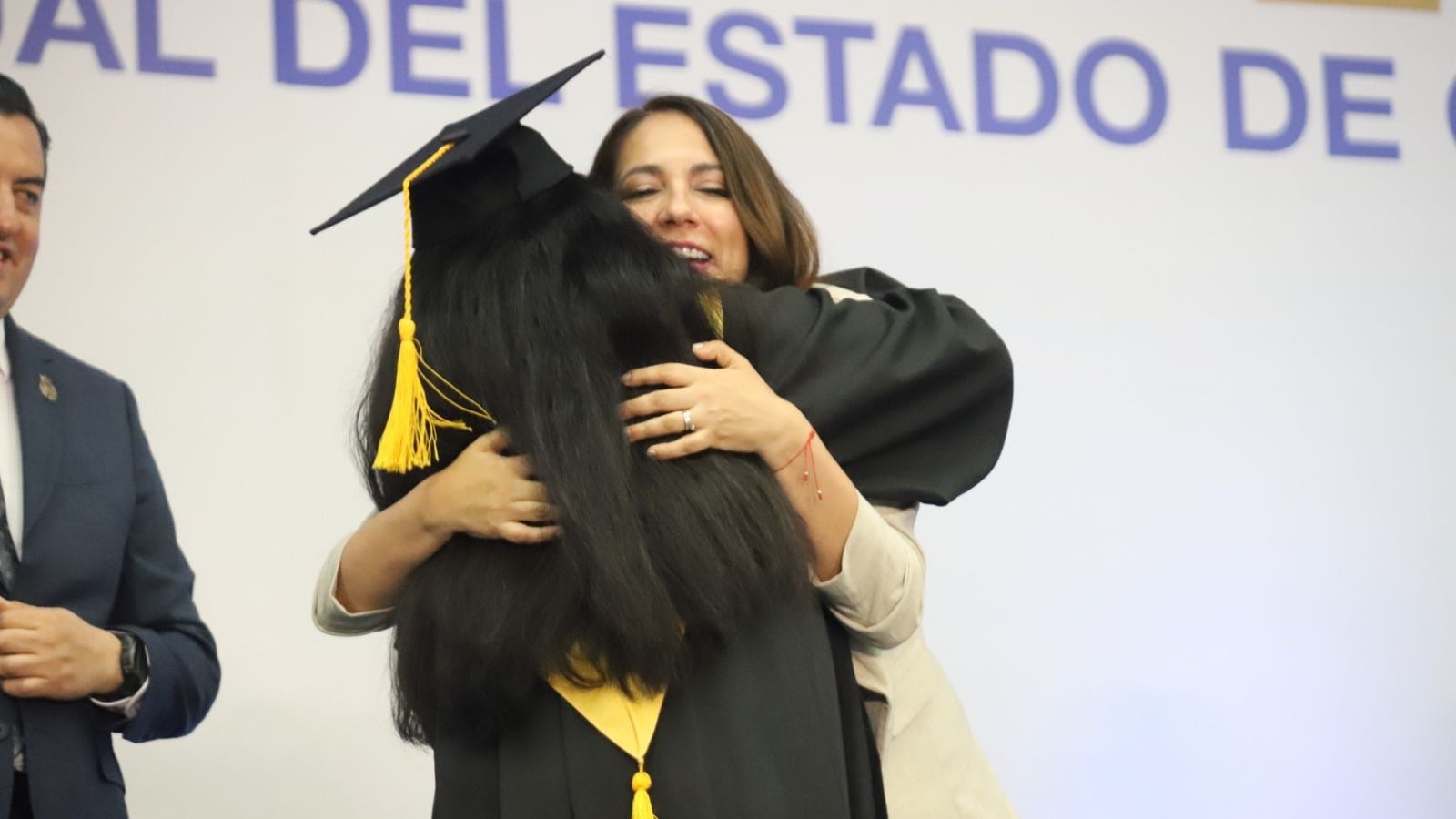Libia Dennise García encabeza ceremonia de la UVEG; egresan 854 estudiantes en CDMX