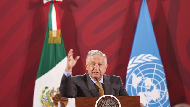 México.- AMLO reiteró que pedirá disculpas en septiembre de 2021 disculpas al pueblo chino por la represión que sufrió en la Revolución Mexicana, reiteró en su conferencia de prensa mañanera de este 27 de febrero.
El presidente Andrés Manuel López Obrador dijo que él asumirá la responsabilidad de violaciones a los derechos humanos que se hayan hecho en otros tiempos porque él es quien está al mando del Ejecutivo, por lo que además de los chinos, también pedirá disculpas a los yakis y al pueblo maya por las vejaciones en el Porfiriato.
“Vamos a asumir la represión que se llevó a cabo en contra del pueblo yaqui, del pueblo maya, durante el Porfiriato; vamos a ofrecer disculpas al pueblo chino, que durante la revolución fue reprimido, hubieron matanzas de chinos durante la Revolución por racismo”. Andrés Manuel López Obrador. Presidente
López Obrador dijo que durante su gobierno nadie será reprimido, ni se cometerán abusos contra otras culturas, contestó el presidente luego de que en la mañana de este 27 de febrero una reportera le preguntó si pedirá disculpa pública a los 26 niños abusados sexualmente en el Jardín de Niños Andrés Oscoy en Iztapalapa en 2011, como lo han solicitado padres de familia.
AMLO pedirá disculpas por conmemoración de Conquista y la Independencia
En marzo de 2019, López Obrador comenzó una polémica cuando envió una carta al gobierno de España y a la iglesia católica para que le pidieron perdón a México por las agresiones que cometieron contra mexicanos en la Conquista española.
El presidente dijo que a su vez él pedirá disculpas a los pueblos yaquis y mayas por las violaciones a sus derechos humanos en el Porfiriato, y al pueblo chino por las cometidas en la Revolución Mexicana, esto en 2021 por los 500 años de la toma de Tenochtitlán y 200 de la Independencia.
“Es ofrecer disculpas, pedir perdón para hermanarnos y reconciliarnos. Ese es el planteamiento. ¿O es mucho pedir?”. Andrés Manuel López Obrador. Presidente