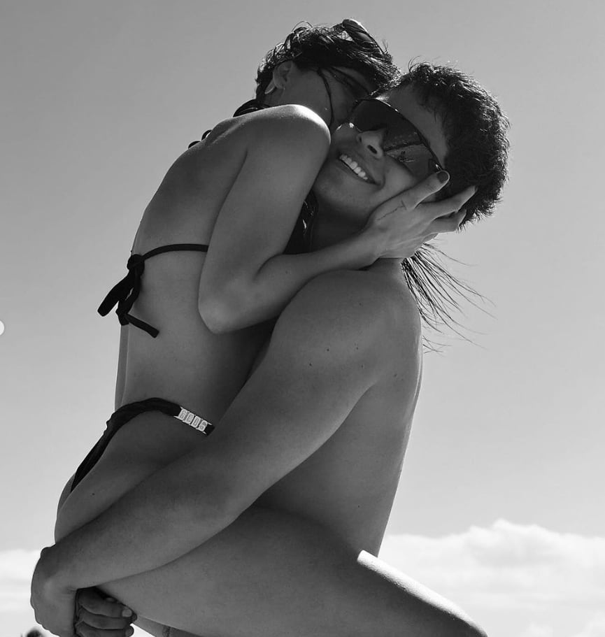 Danna Paola derrocha amor en la playa junto a Alex Hoyer