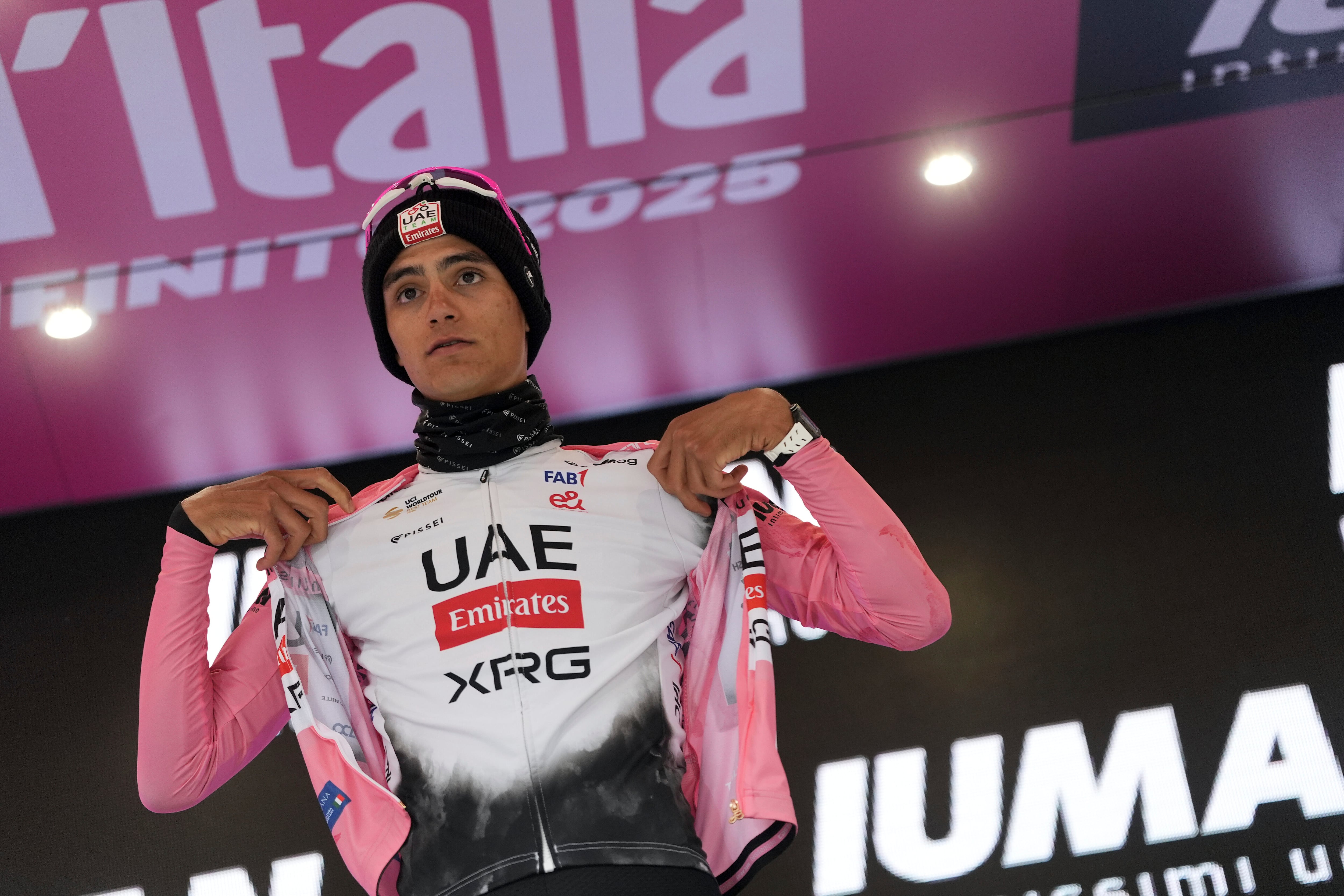 Isaac del Toro con la maglia rosa