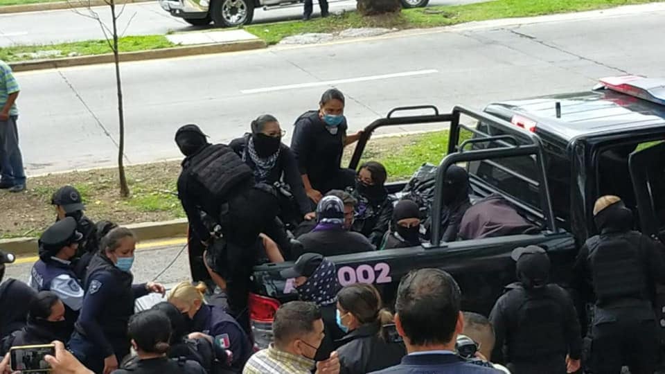 Mujeres detenidas durante protesta en Jalisco