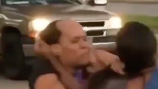 Mujer quita la peluca a la otra