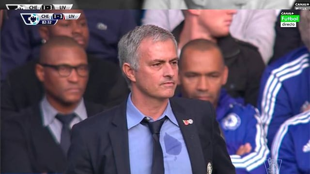 José Mourinho se quedó en la cancha, tras perder 1-3 con el Liverpool, junto a su ‘staff’ técnico, destacó que “los aficionados corearon mi nombre porque no son estúpidos”.