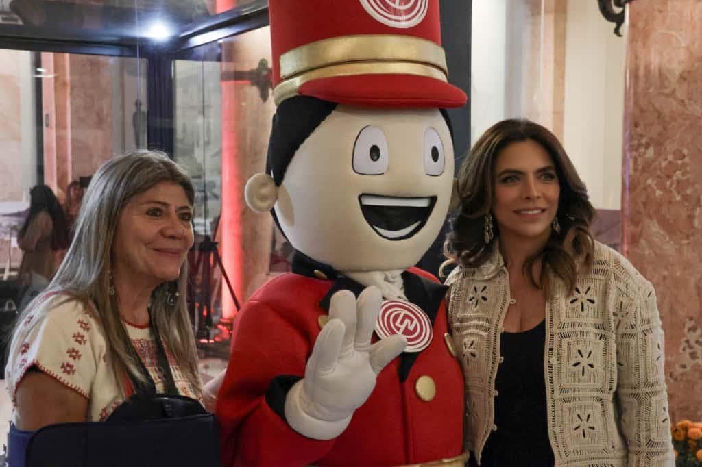 Olivia Salomón dedica billete conmemorativo al tercer aniversario de FINABIEN.