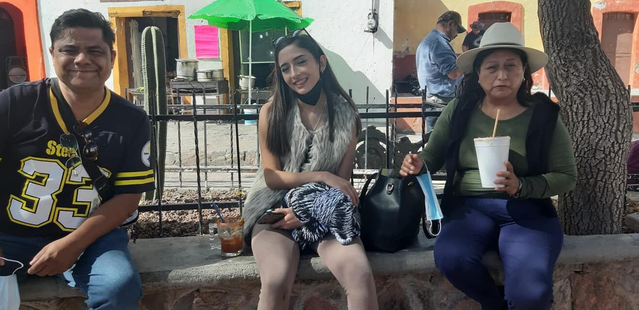 Debanhi Escobar con sus padres Mario Escobar y Dolores Bazaldúa.