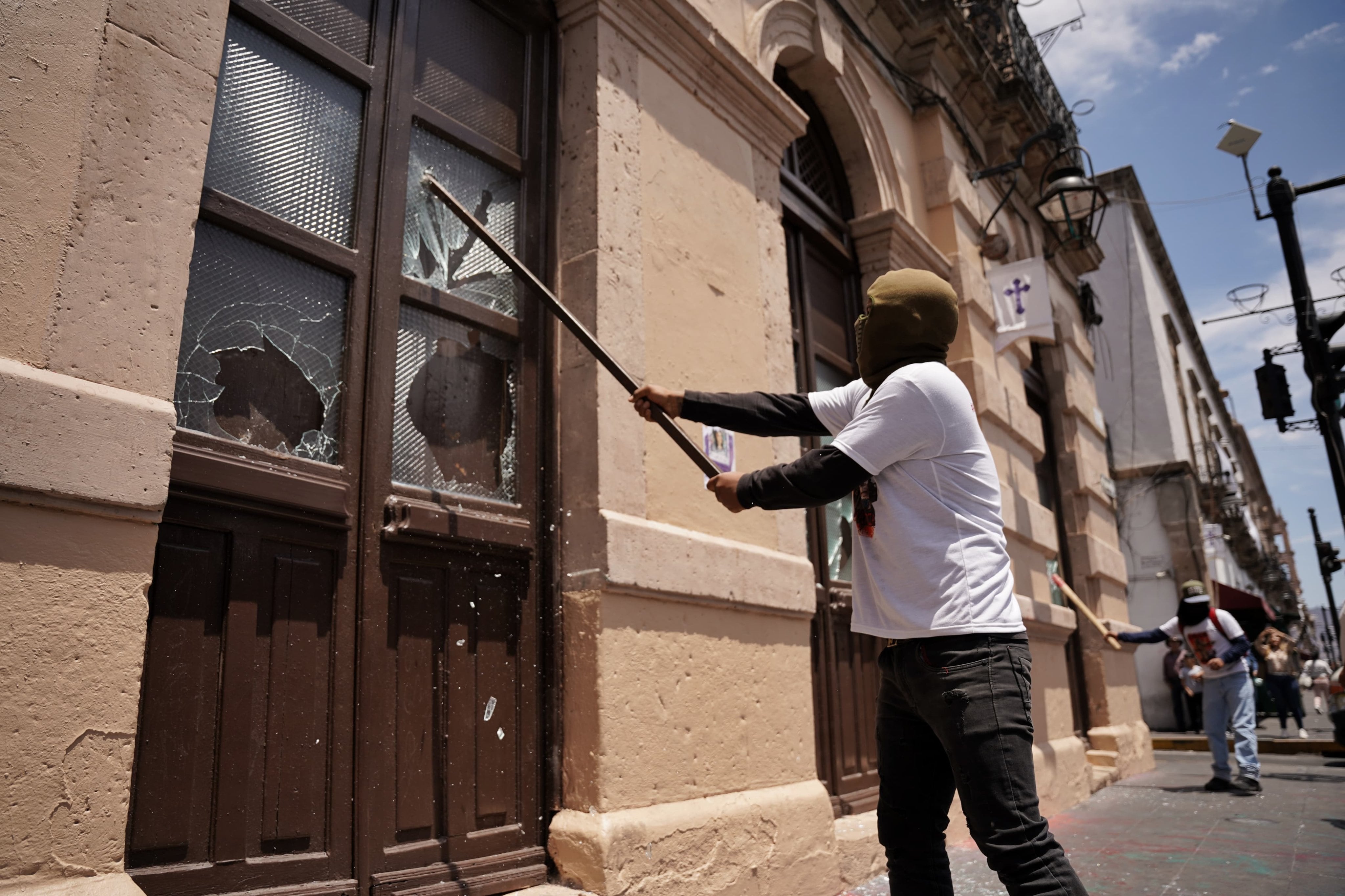 Vandalizan vehículos y sedes de gobierno en Arantepacua, Michoacán