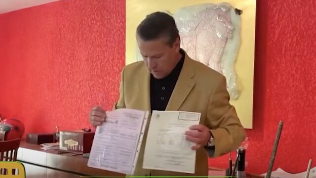 Alfredo Adame demuestra que tiene permiso para portar armas