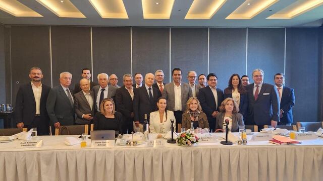 El alcalde de Santa Catarina, Jesús Nava Rivera, asistió a reunión de Club de Industriales.