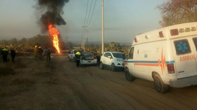 Incendio en un ducto de Pemex causada por una toma clandestina.