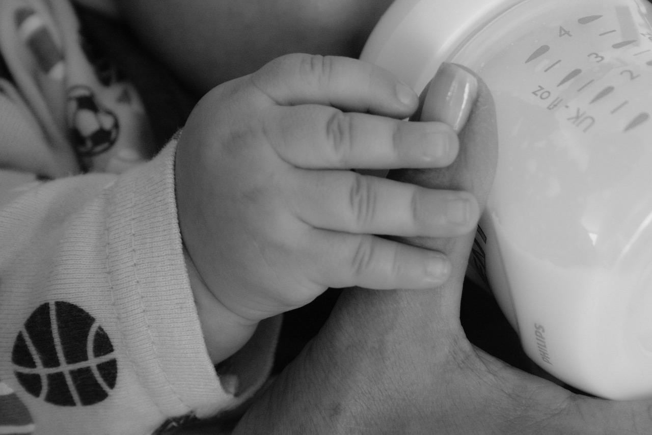Bebé tomando leche