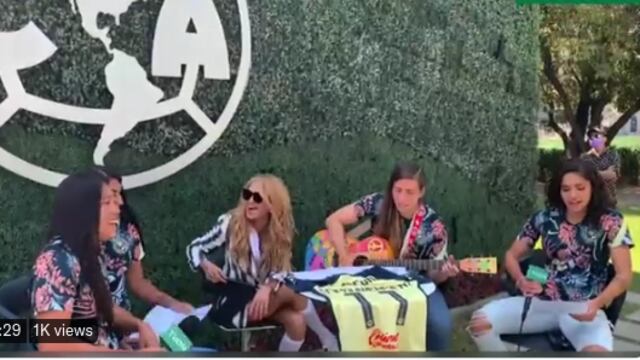 Paulina Rubio y jugadoras de Club América (Foto: Captura de video)