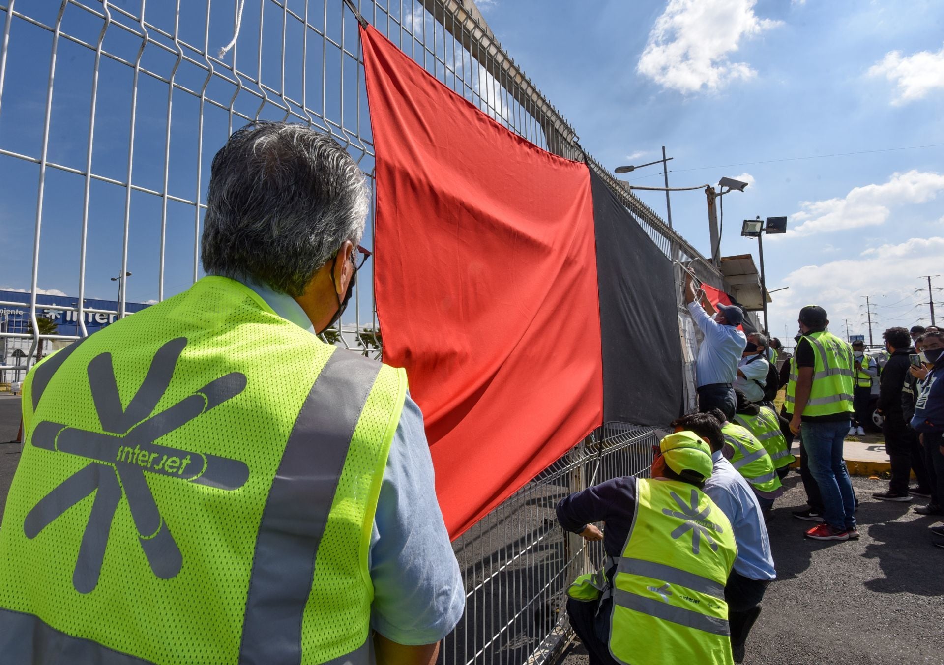 Trabajadores del centro de mantenimiento de Interjet en Toluca colocaron sus mantas de huelga
