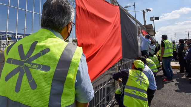 Trabajadores del centro de mantenimiento de Interjet en Toluca colocaron sus mantas de huelga