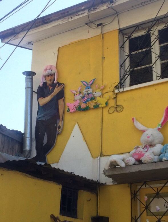 Figura de Chayanne adornando casa