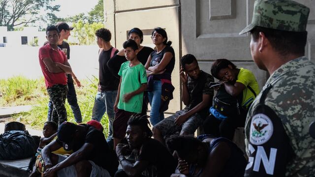 Un grupo de personas migrantes en Chiapas detenido por la Guardia Nacional.