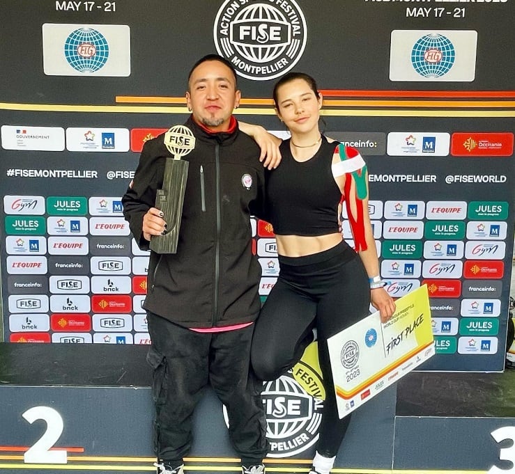 Ella Bucio, deportista mexicana de parkour y su entrenador