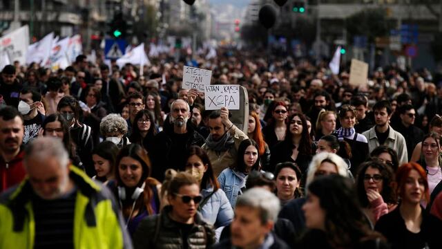 Polémica en Grecia: aprueban jornadas laborales de 13 horas