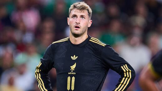 Caso Santiago Giménez: ¿Cuántos meses estará fuera si es operado del tobillo?