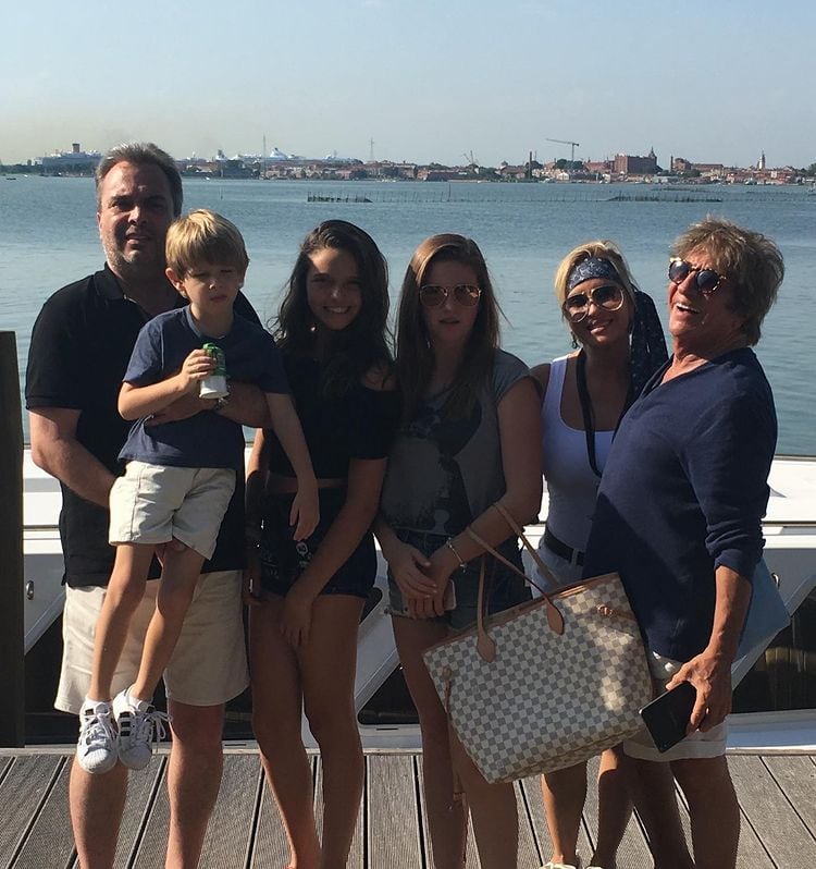 Daniela Castro junto a su padre y familia