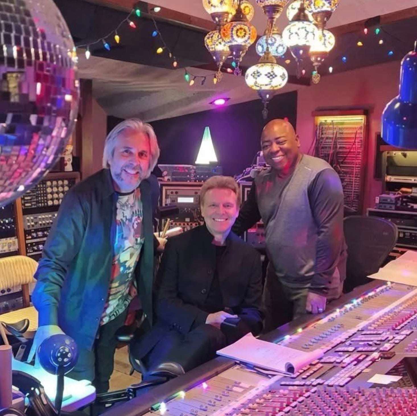 Luis Miguel en un estudio de grabación con el músico Paul Jackson Jr. y el ingeniero de sonido Dave Reitzas