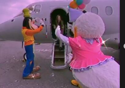 Belinda subiendo a su avión privado
