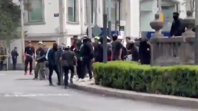 Bloque negro lanza cohetes y causa destrozos en marcha por Ayotzinapa