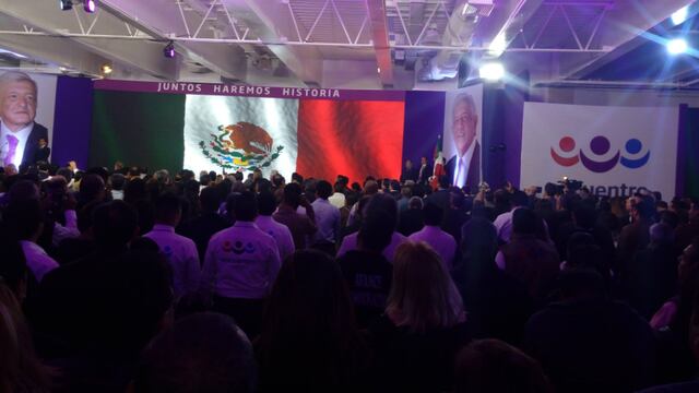 AMLO tomó protesta como candidato del PES.
