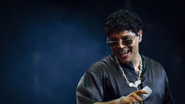 Eduin Caz, vocalista de Grupo Firme, reta a fan a pagar 800 mil pesos por cantar canción.