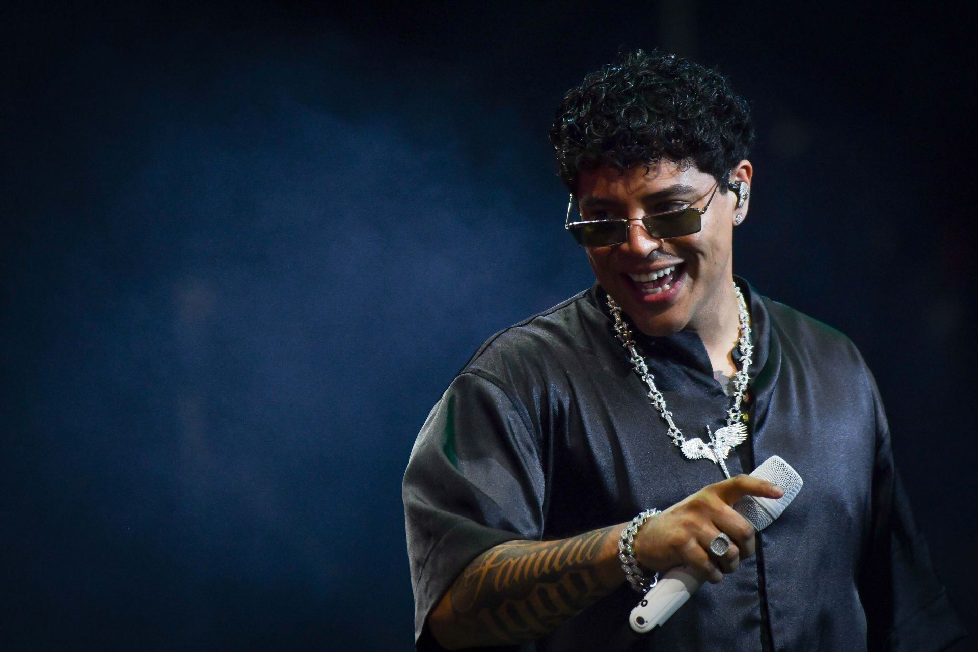 Eduin Caz, vocalista de Grupo Firme, reta a fan a pagar 800 mil pesos por cantar canción.